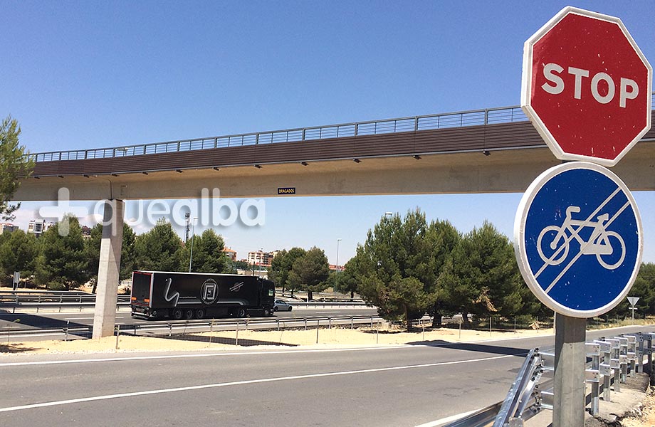 LA PASARELA CICLISTA SOBRE LA A-31 YA ESTÁ CASI TERMINADA