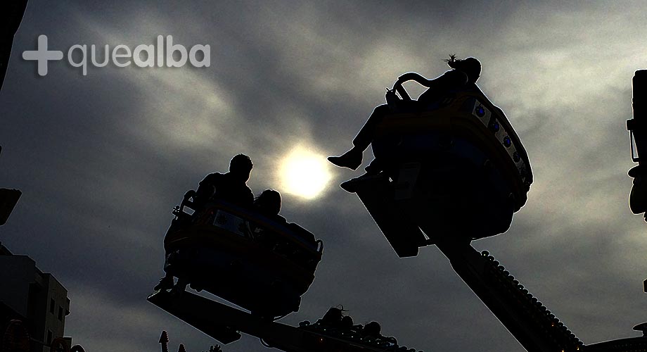 Oscuro Atardecer Sobre Las Atracciones Feriales La Imagen 3552