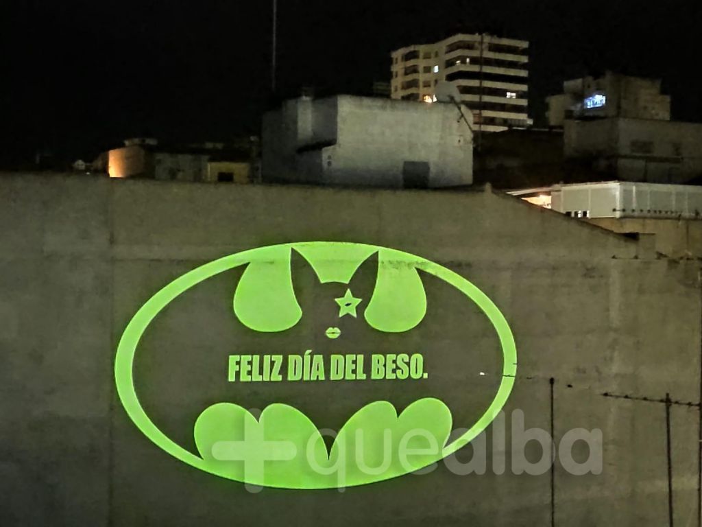 El Batman de Albacete celebra el Día del Beso