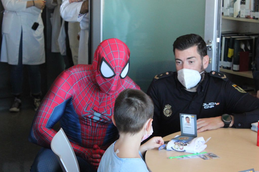 La Policía Nacional visita a los niños ingresados... con Spiderman