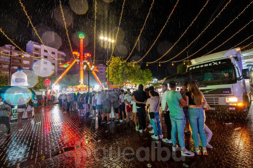 Inmensa cola bajo la lluvia para una de las atracciones de más éxito de la Feria