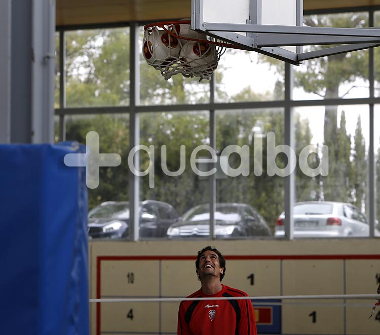 El delantero del Alba Antonio Calle hizo estas tres canastas en un entrenamiento El delantero del Alba Antonio Calle hizo estas tres canastas en un entrenamiento
