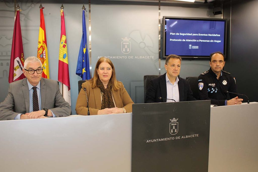 El alcalde de la ciudad, Manuel Serrano, junto a los concejales de Seguridad, Alberto Reina, y de Calidad de Vida, Llanos Navarro, y el jefe de la Policía Local, Luciano Rosillo, ha presentado el Plan de Seguridad de Navidad y el protocolo para personas sin hogar con motivo de las bajas temperaturas, destacando el esfuerzo conjunto que se ha llevado a cabo para garantizar la seguridad y bienestar de todos los ciudadanos durante estas fiestas.