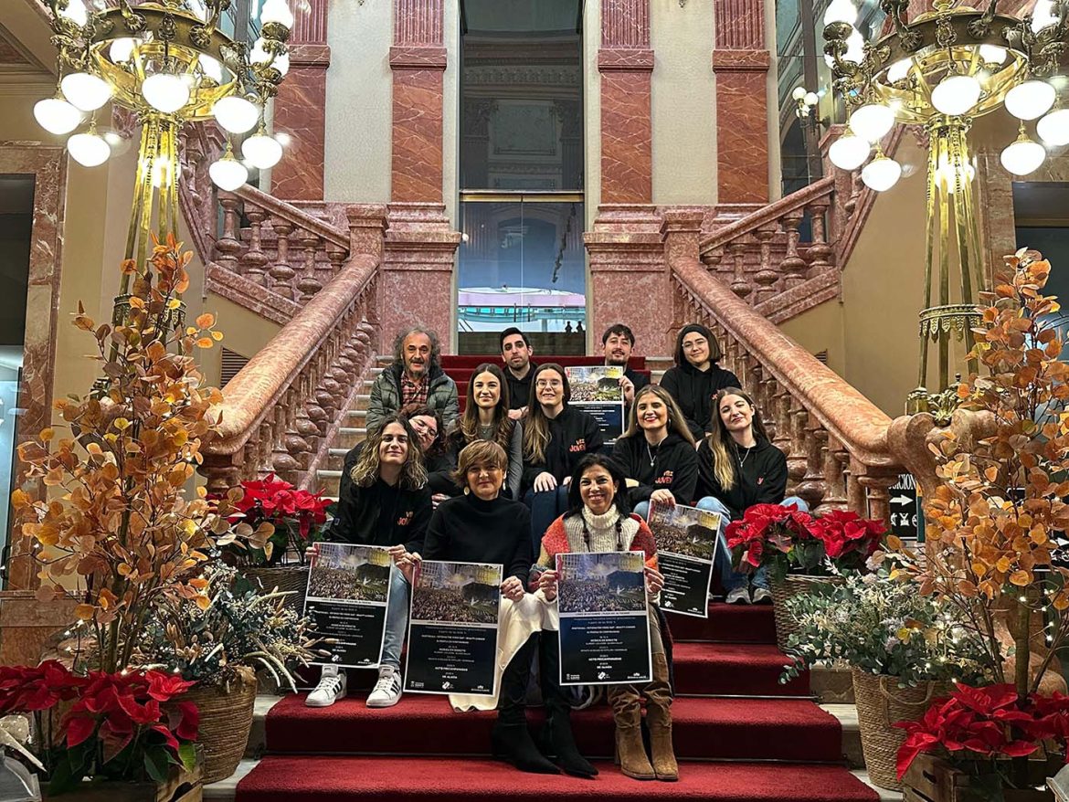 La concejala de Juventud, Gala de la Calzada junto a la concejala de Cultura, Elena Serrallé, han presentado el acto de las ‘Precampanadas’ 2024 que se va a desarrollar el próximo 30 de diciembre en la Plaza del Altozano, acompañadas por los voluntarios de Voz Joven, la presentadora del evento, Macarena Sánchez y el artista, Señor Aliaga.