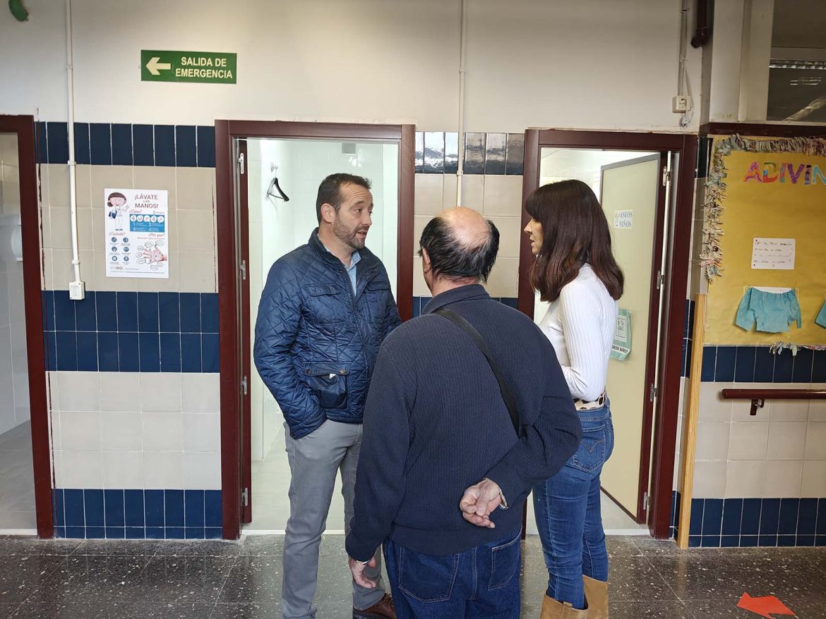 25-01-31 machado El Ayuntamiento de Albacete está llevando a cabo una reforma integral de los aseos del colegio Antonio Machado, con el objetivo de hacerlos plenamente accesibles y modernizar sus instalaciones para mejorar su funcionalidad y confort. El concejal, Carlos Calero, visitando las obras