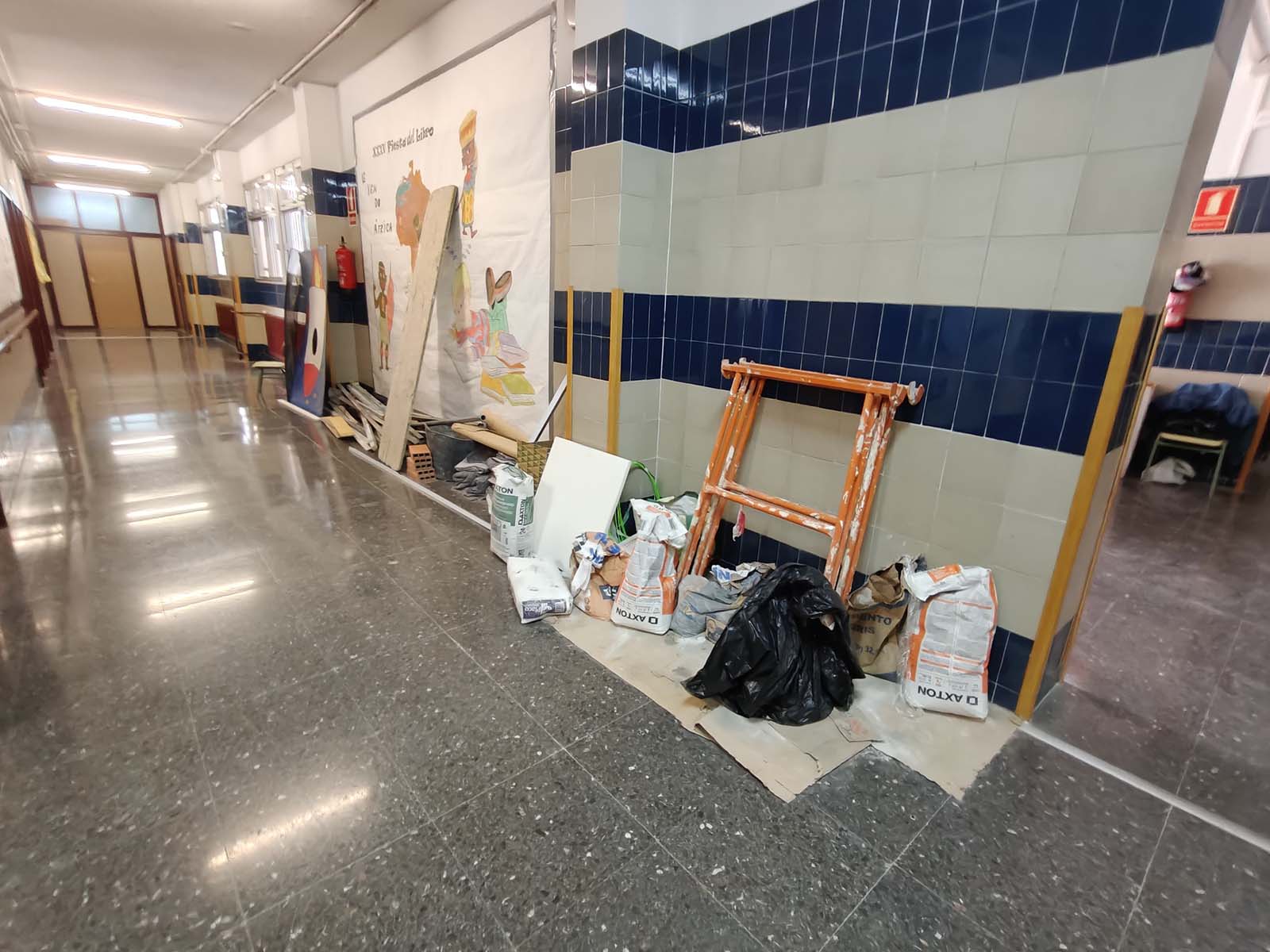 El Ayuntamiento de Albacete está llevando a cabo una reforma integral de los aseos del colegio Antonio Machado, con el objetivo de hacerlos plenamente accesibles y modernizar sus instalaciones para mejorar su funcionalidad y confort. El concejal, Carlos Calero, visitando las obras