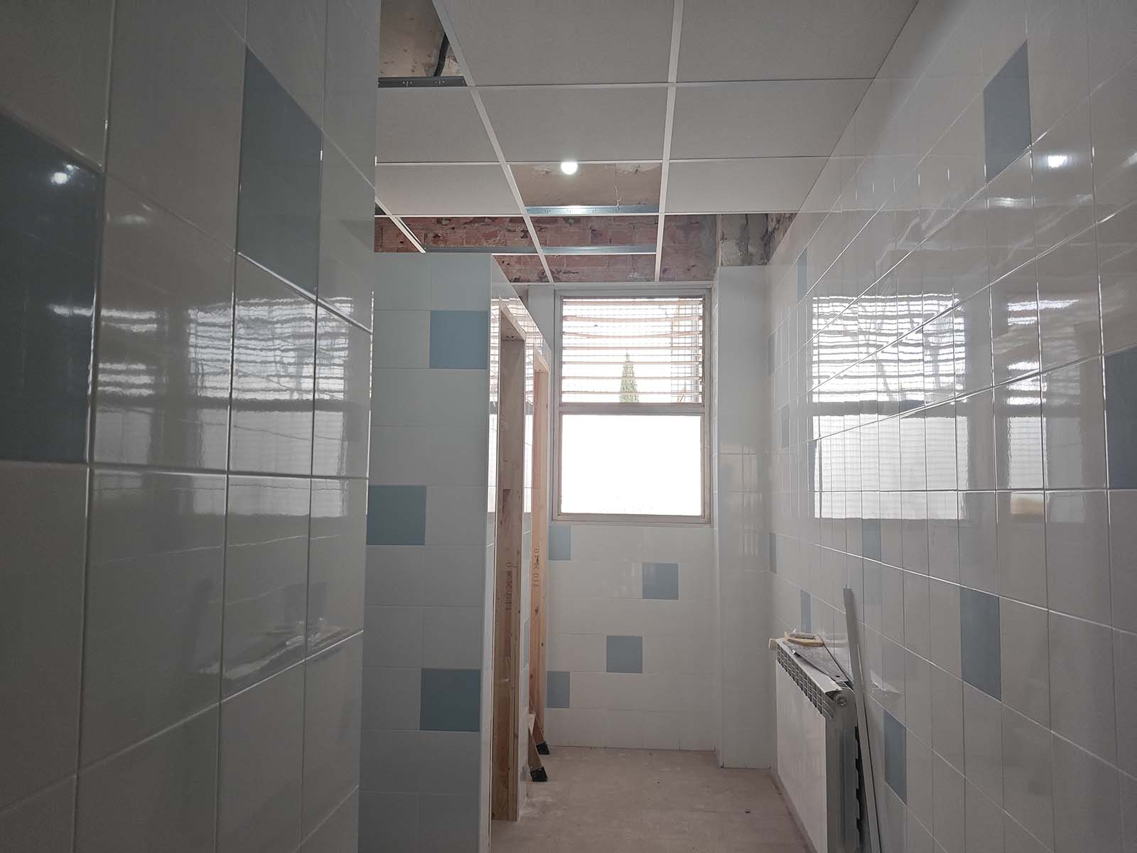 El Ayuntamiento de Albacete está llevando a cabo una reforma integral de los aseos del colegio Antonio Machado, con el objetivo de hacerlos plenamente accesibles y modernizar sus instalaciones para mejorar su funcionalidad y confort. El concejal, Carlos Calero, visitando las obras