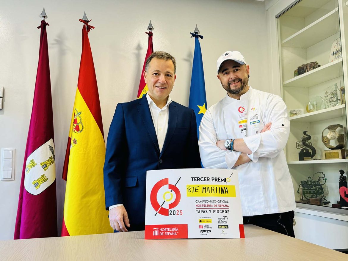 El alcalde Manuel Serrano ha felicitado al cocinero albaceteño Javier García Albuger, de Restaurante La Martina, por el tercer premio obtenido en el Concurso Nacional de Tapas y Pinchos organizado por Hostelería de España en el marco de Madrid Fusión.