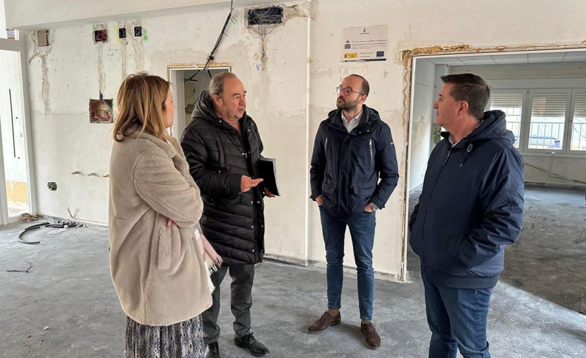 El presidente de la Diputacio?n y el vicepresidente visitan el que sera? las instalaciones del que sera? el Centro de Di?a de Alpera, junto a su alcaldesa copia El presidente de la Diputación de Albacete, Santi Cabañero, junto al vicepresidente y responsable de Obras, Fran Valera, se ha desplazado hasta Alpera, donde, acompañado de su alcaldesa, Isabel Iniesta, ha comprobado el resultado de diferentes actuaciones que se han llevado a cabo en la localidad de la mano de los cerca de 220.000 euros que la institución invirtió en 2024.