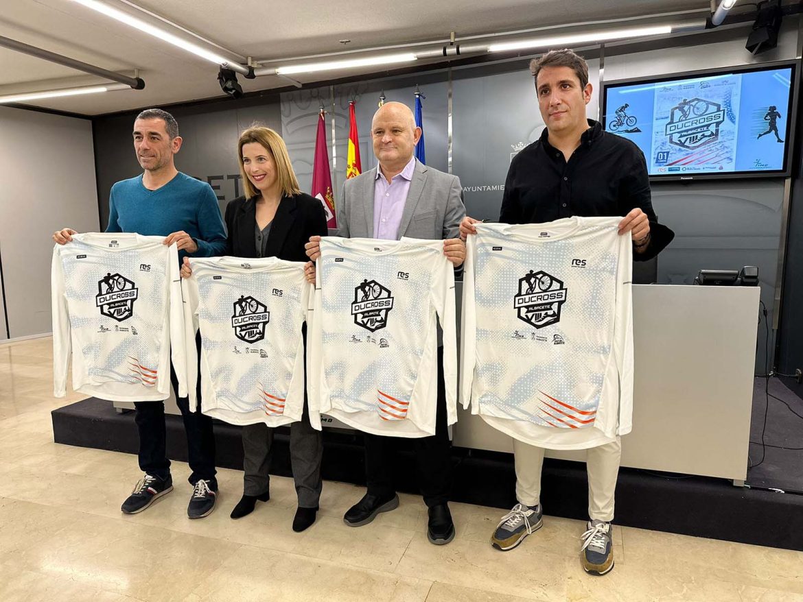 El concejal de Deportes, Francisco Villaescusa, ha puesto en valor el interés creciente que el Duatlón Cross despierta entre los albaceteños, siendo un claro ejemplo de ello los cerca de 300 participantes con los que contará el VIII Ducross ‘Ciudad de Albacete’ que este sábado acoge la capital, una vez que supera las cifras de la pasada edición. Así lo ha señalado Villaescusa durante la rueda de prensa que ha ofrecido esta mañana para informar de esta importante prueba deportiva junto al Club Triatlón Albacete, José Fresneda, el diputado provincial de Deportes, Dani Sancha, y la directora de Comunicación de RES, patrocinador principal, Jara Pérez.