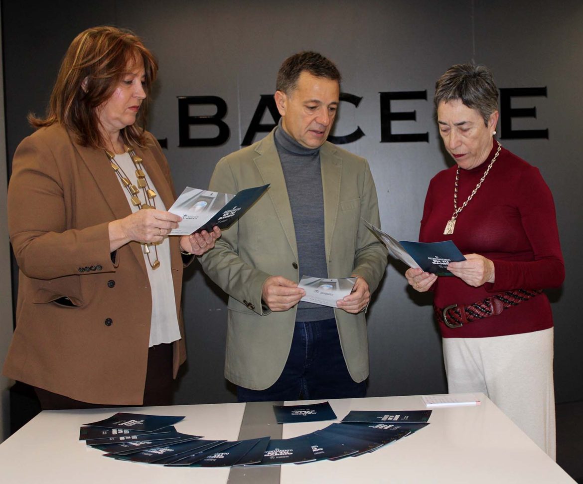 El alcalde de la ciudad, Manuel Serrano, ha puesto en valor el firme compromiso que el Equipo de Gobierno mantiene con todos los vecinos y vecinas de Albacete a la hora de facilitar y promover su participación en la gestión municipal a través de herramientas como el programa ‘El Ayuntamiento en tu barrio’ que esta mañana ha presentado, acompañado por la concejala de Barrios y Pedanías, Llanos Navarro, y la vicepresidenta de la Fava, Amparo Villar del Saz, asegurando que “es un avance en el camino de la transparencia y de la democracia directa sin intermediarios”.