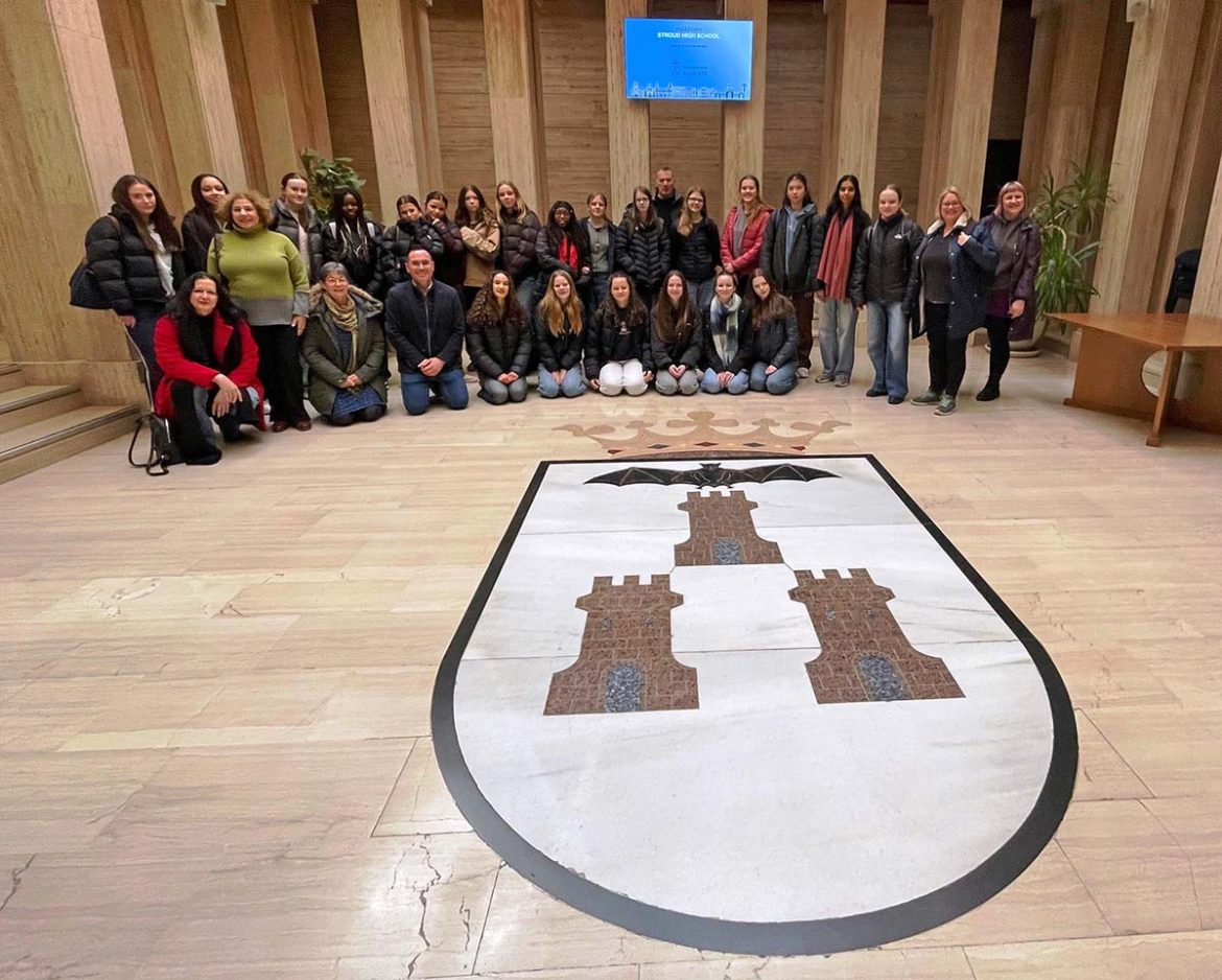 El concejal de Educación, Pascual Molina, ha dado la bienvenida a Albacete a las 22 alumnas inglesas y a los cuatro profesores del Stroud High School