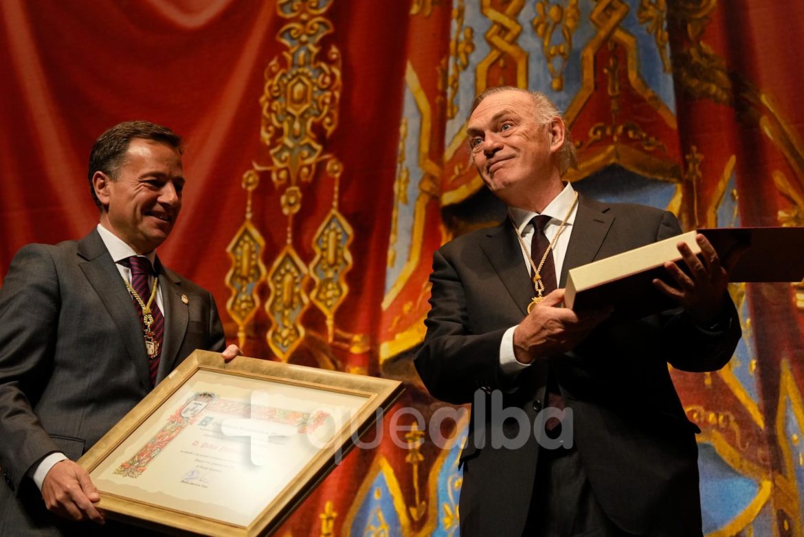 El periodista Pedro Piqueras recogería después su título que le acredita como Hijo Predilecto de su Albacete natal