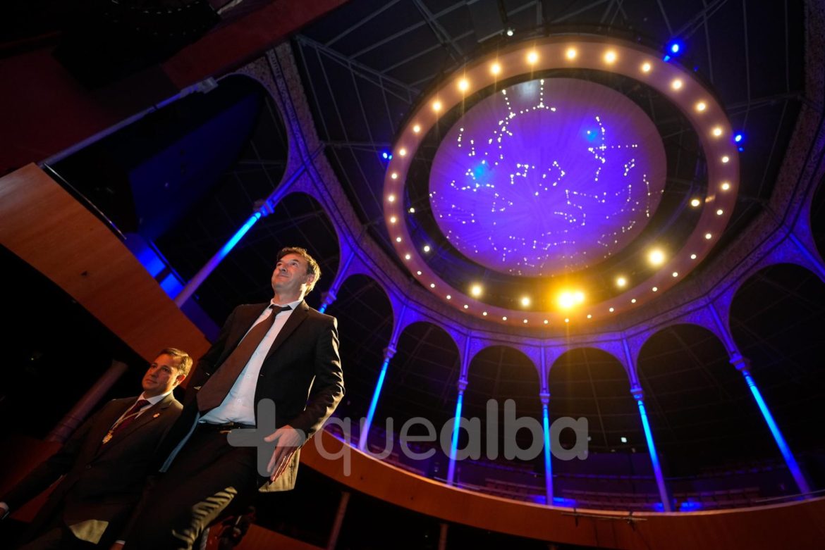 Santi Denia, elegido entrenador de la Selección Española de Fútbol para los Juegos Olímpicos y míster de la Sub-21, que se alzó con el Oro en París, también ha sido nombrado Hijo Predilecto de Albacete en este acto cargado de emoción.