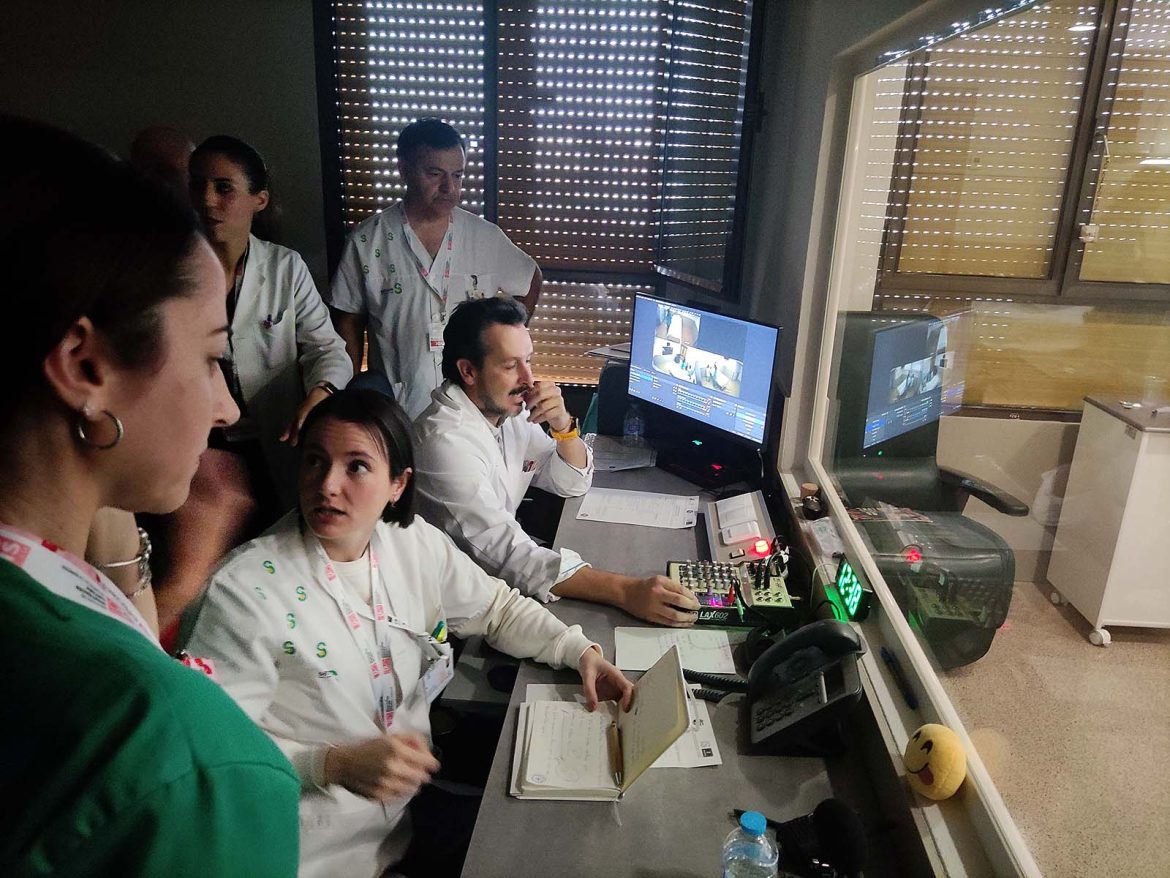 NP Formacio?n en el Laboratorio de Simulacio?n Cli?nica de Helli?n La Gerencia de Atención Integrada de Hellín, dependiente del Servicio de Salud de Castilla-La Mancha, ha ampliado la capacidad del Laboratorio de Simulación Clínica con la creación de la Escuela de Instructores.