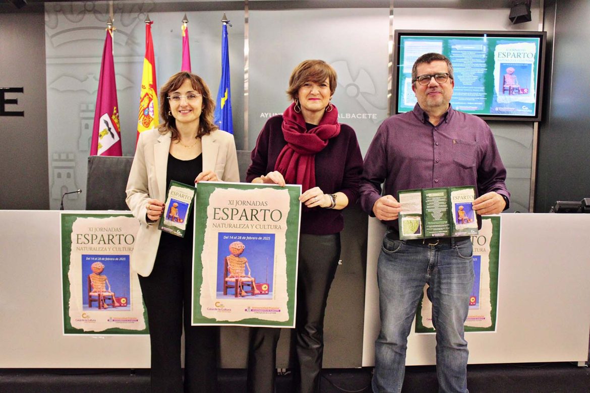 La concejala de Cultura, Elena Serrallé, ha presentado las XI Jornadas “Esparto, Naturaleza y Cultura”, que se celebrarán del 14 al 28 de febrero de 2025 en la Casa de la Cultura José Saramago. Acompañada de la directora de la Universidad Popular, María José Jimenez, y José Fajardo Rodríguez, profesor del Aula de la Naturaleza