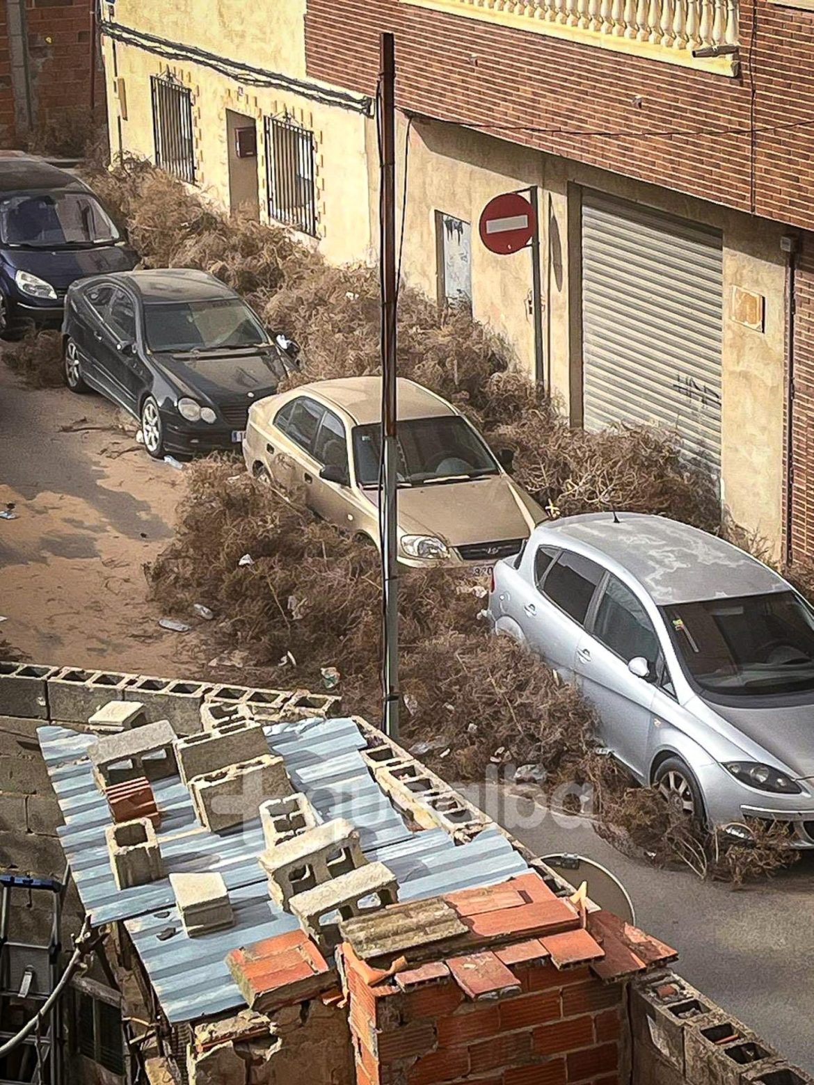 El temporal Herminia deja numerosos destrozos en Albacete. Calle Cuba llena de tabanos