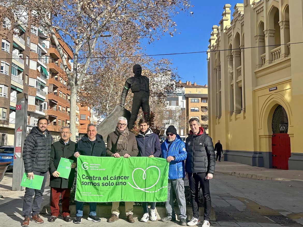 Los concejales de Asuntos Taurinos y de Deportes, Alberto Reina y Francisco Villaescusa, han tomado parte en la iniciativa de colocar “brazaletes de esperanza”