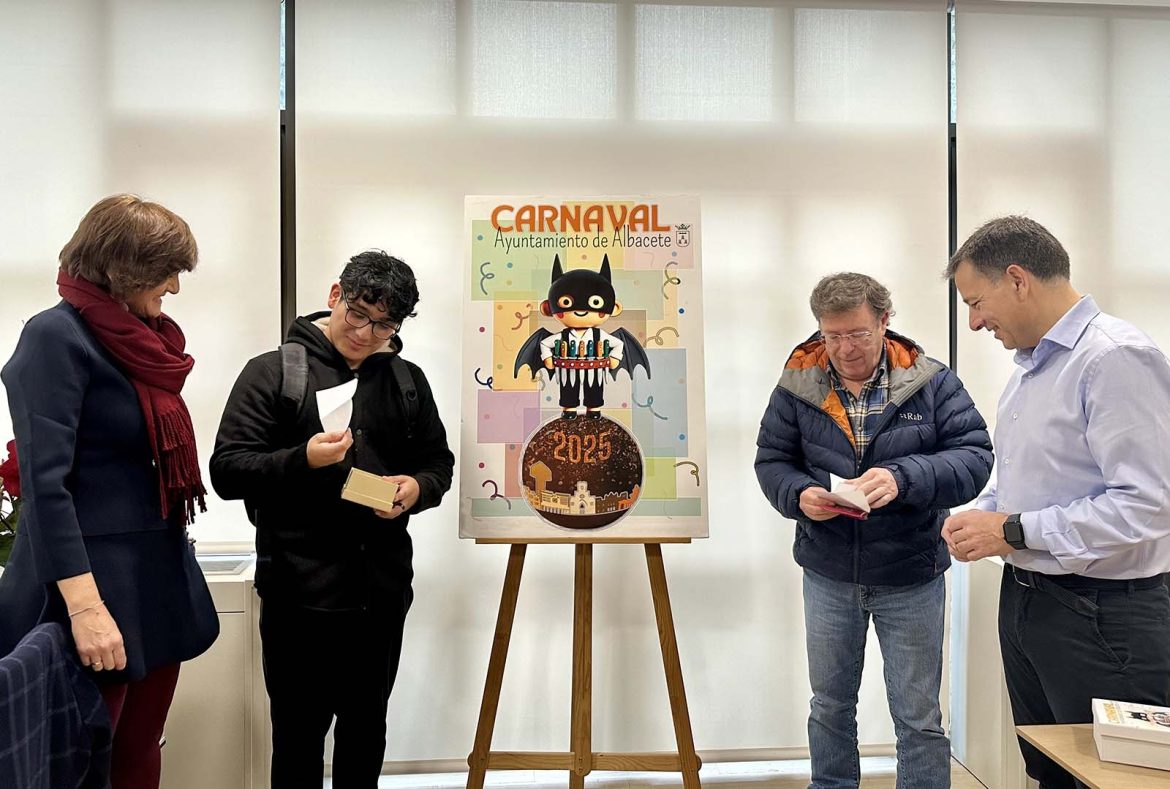 El alcalde Manuel Serrano y la concejala de Cultura, Elena Serrallé, han hecho entrega de los abonos para el Festival Antorchas que han sido sorteados entre los participantes en la votación popular para elegir al cartel de las próximas fiestas de Carnaval.