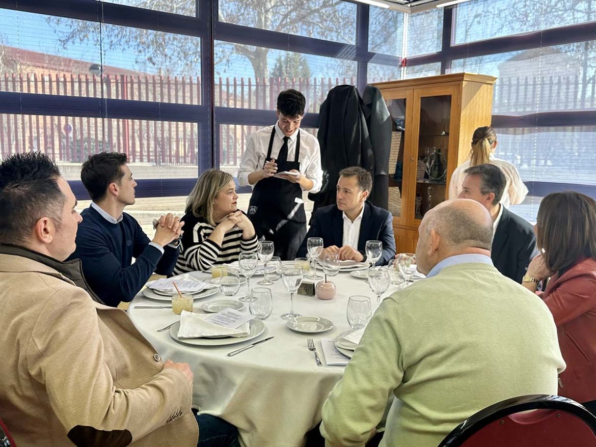 25-02-21 univ3 El alcalde de Albacete, Manuel Serrano, acompañado de los concejales del equipo de gobierno Rosa González de la Aleja, Francisco Villaescusa y Pascual Molina, ha asistido en la Universidad Laboral a una de las comidas-degustación que llevan a cabo los alumnos del ‘Grado Medio de Cocina y Gastronomía y de Servicios en Restauración’ en la Escuela de Hostelería.