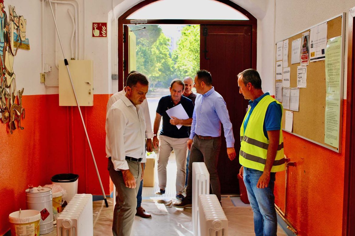 Foto archivo Pintura colegio San Fernando colegios públicos Cristóbal Colón y José Salustiano Serna