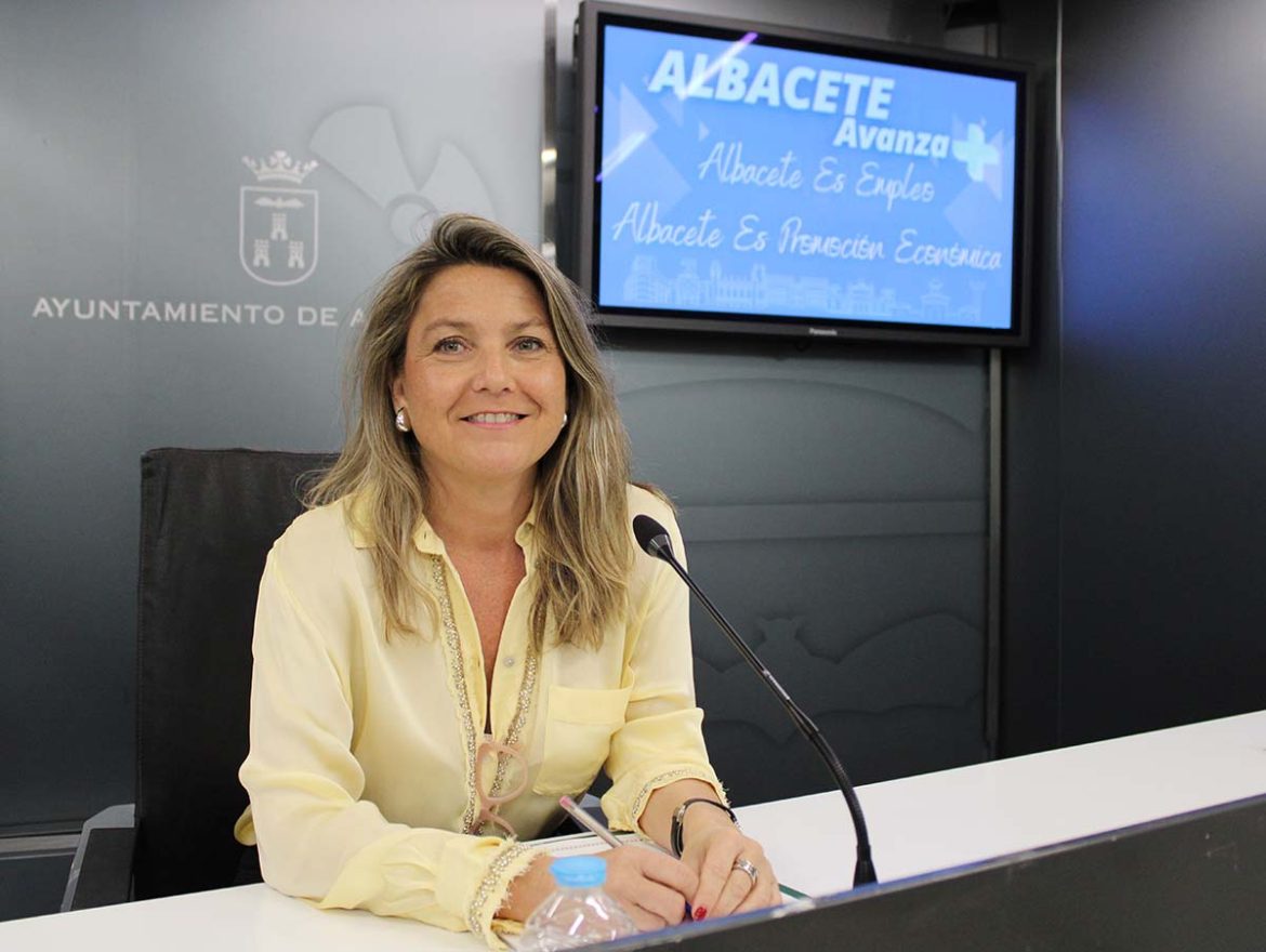 Foto.Presentacio?n gestio?n Empleo y Promocio?n Econo?mica 2024 (2) La concejala de Empleo y Emprendimiento, Lucrecia Rodríguez de Vera del Partido Polular