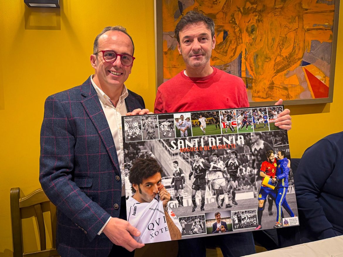 La Asociación de Prensa Deportiva de Albacete Balompié celebró anoche una cena con Santi Denia, se le regaló un póster con imágenes de Jesús Moreno y Josema Mreno, de manos de su presidente, Miguel Yeste