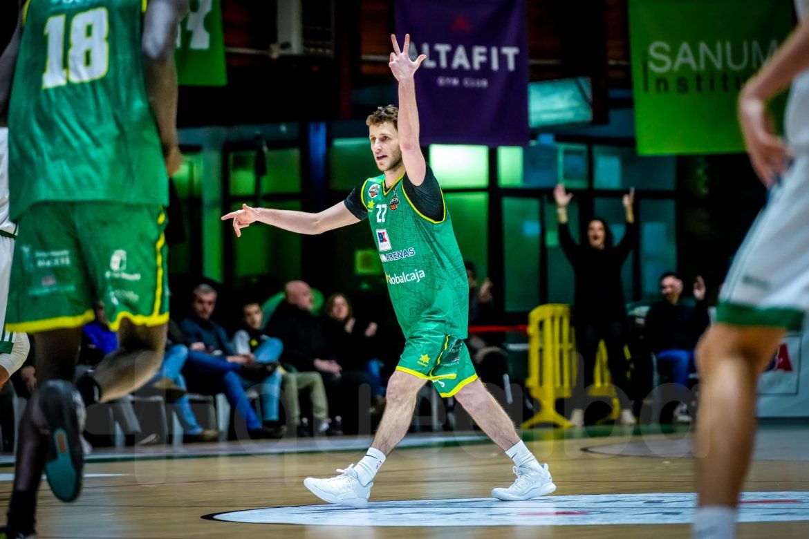 Intenso partido en el Pabellón del Parque que iba a la prórroga y terminaba ganando el Bueno Arenas Albacete Basket por 73-72 frente al Huesca. Se desataba la locura entre la afición local.