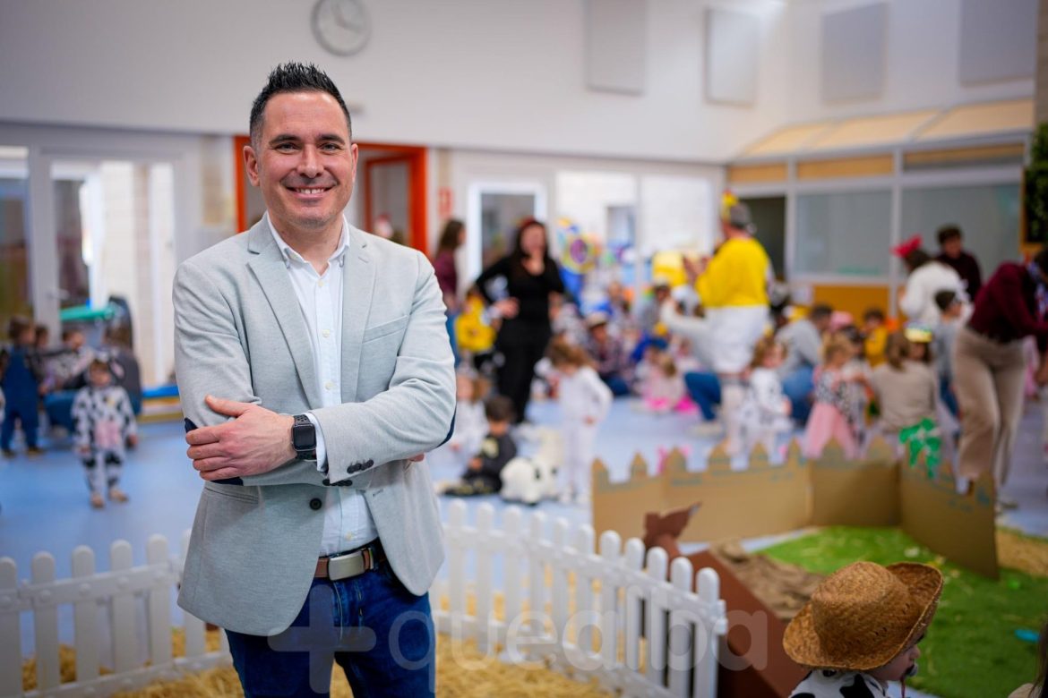 el concejal de Educación Pascual Molina asistía a la representación, en el marco de Carnaval, del cuento de 'La Gallinita' en la Escuela Infantil Municipal San Pablo