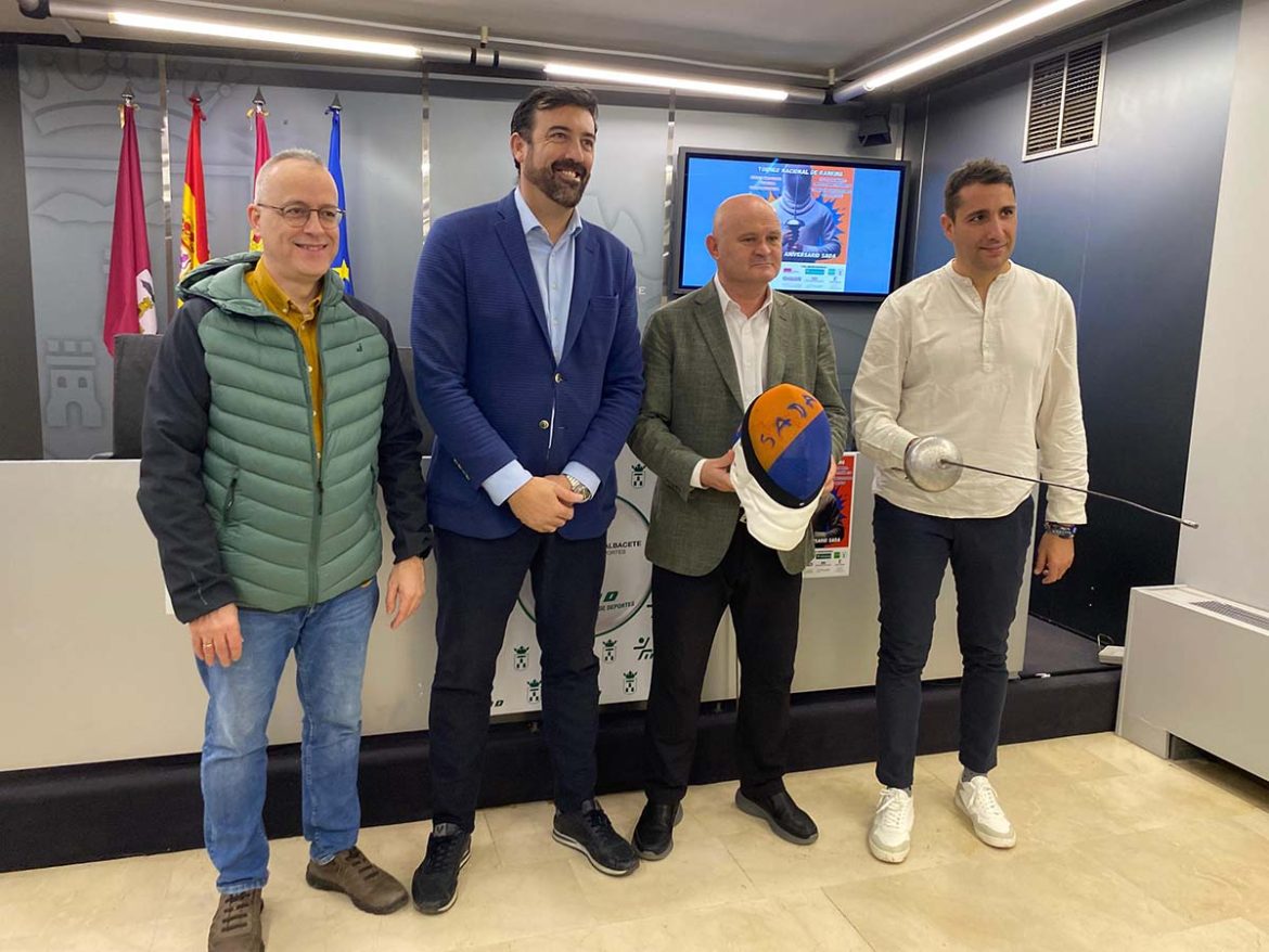El concejal de Deportes, Francisco Villaescusa, ha presentado en rueda de prensa el Campeonato de España de Esgrima que se celebrará en Albacete el próximo fin de semana. Acompañaban al edil el presidente de la Real Federación Española de Esgrima y bronce olímpico en Pekín 2008, José Luis Abajo ‘Pirri’; el presidente del Club de Esgrima Albacete Luis Martínez, y el diputado provincial de Deportes Daniel Sancha.
