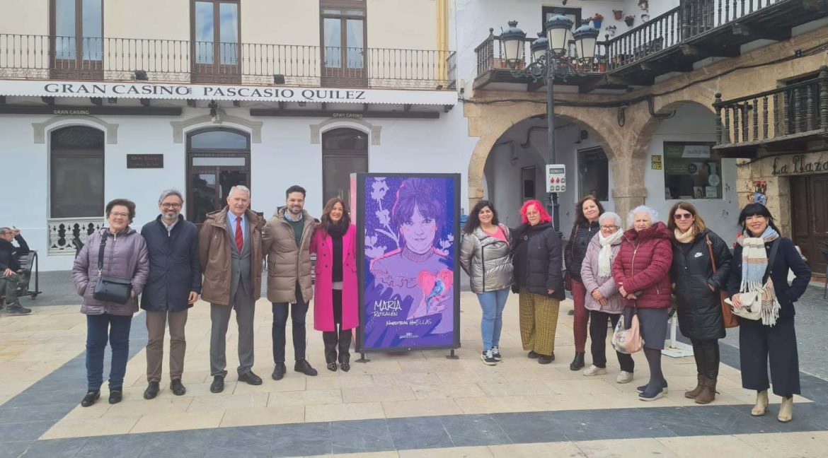 La diputada provincial de Igualdad, Pilar Callado, junto al alcalde de la localidad (y diputado provincial de Cultura), Miguel Zamora, ha sido la encargada de inaugurar la exposición ‘Nuestras huELLAS’ en Tarazona
