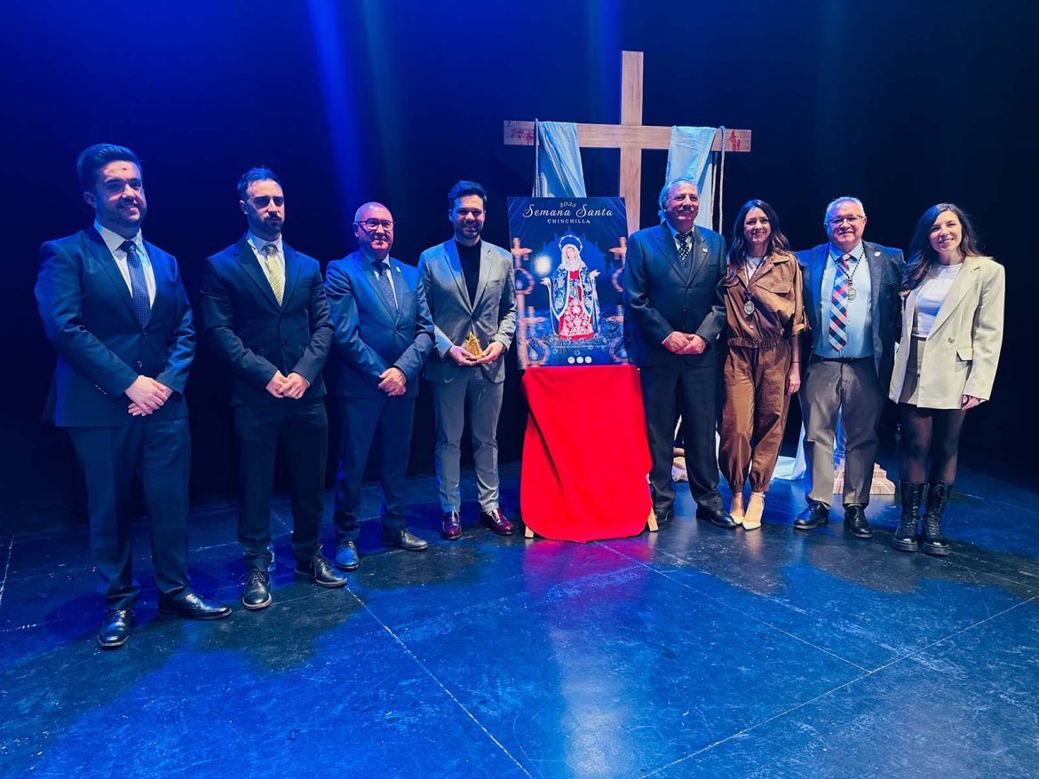 Foto de grupo presentacio?n cartel SS Chinchilla presentación del cartel y la revista marca el inicio de la Semana Santa chinchillana 2025