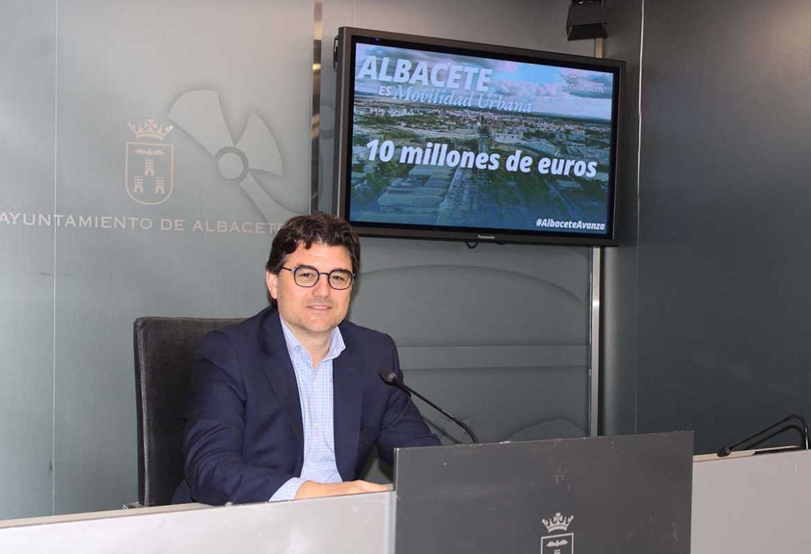 Foto.Francisco Navarro. Anteproyecto Presupuestos 2025 Movilidad (2) El concejal de Movilidad, Francisco Navarro, ha informado del anteproyecto de Presupuestos Municipales para el año 2025 en materia de Movilidad y Transportes durante la rueda de prensa que esta mañana ha ofrecido en el Ayuntamiento