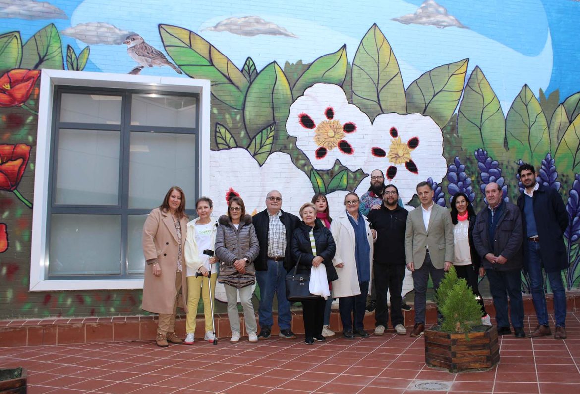 Foto.Inauguracio?n murales Centro A?gora (12) El alcalde de Albacete, Manuel Serrano, ha inaugurado esta tarde los nuevos murales realizados en el Centro Ágora, acompañado por la concejala de Participación, Llanos Navarro, miembros de la Corporación Municipal, la presidenta de la Fava, Carmen Sánchez, y otros integrantes de su junta directiva.