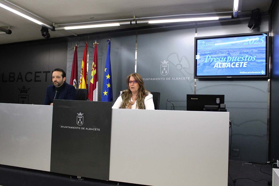Foto.Llanos Navarro y Carlos Calero. Presupuestos 2025 La concejala de Participación Ciudadana, Llanos Navarro, ha informado del anteproyecto de Presupuestos Municipales para 2025 para proyectos de participación y actividades vecinales