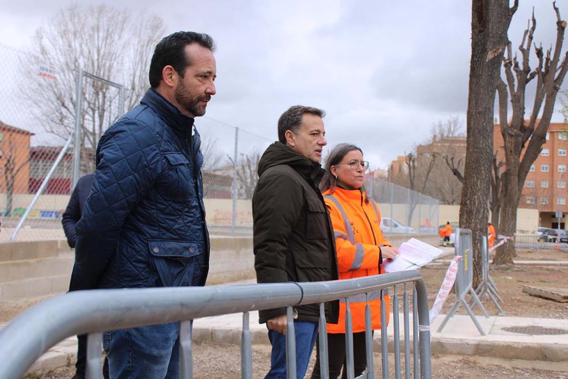 Foto.Obras calle Jorge Juan El alcalde de Albacete, Manuel Serrano, ha visitado las obras del Plan de Acerado que el Ayuntamiento está ejecutando en 2.800 metros cuadrados de las calles Francisco Javier de Moya y Calle Jorge Juan, consistentes en la sustitución de pavimentos y mejora del asfaltado con el objetivo de mejorar la accesibilidad y la movilidad a pie de los ciudadanos.