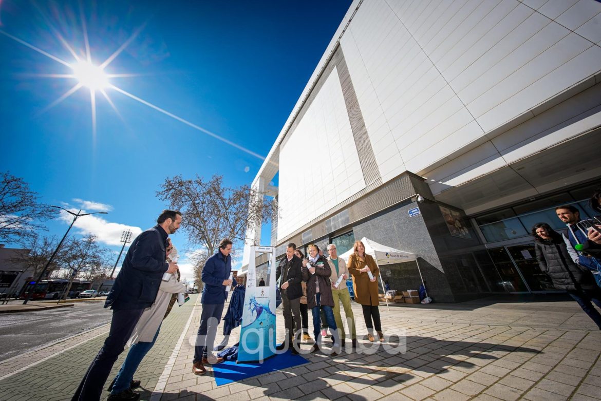 Fuente agua Avenida España, junto a El Corte Inglés, montado por Aguas de Albacete e inaugurada por el alcalde, Manuel Serrano