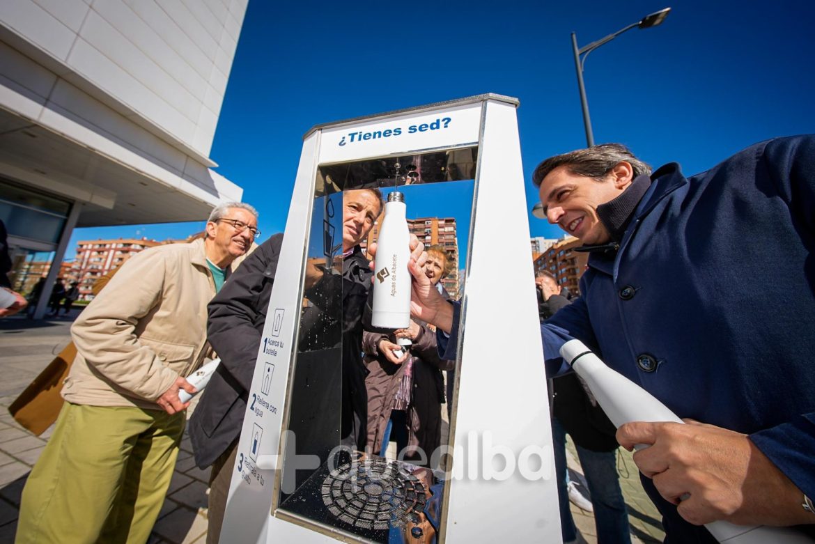 Fuente agua Avenida España, junto a El Corte Inglés, montado por Aguas de Albacete e inaugurada por el alcalde, Manuel Serrano