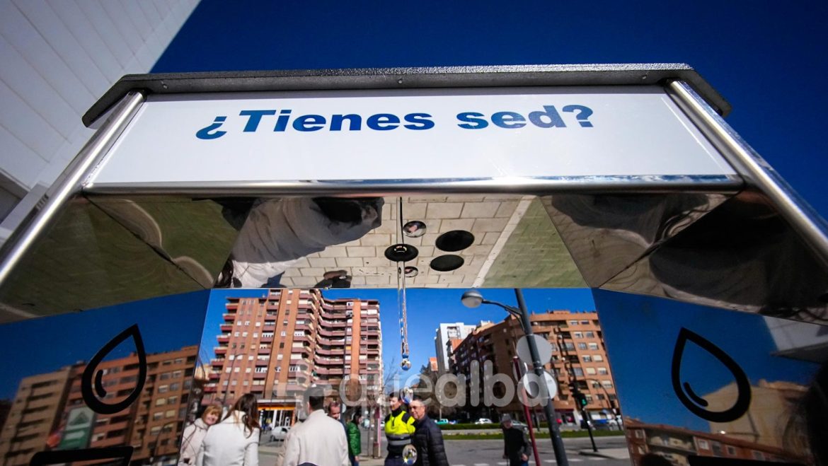 Fuente agua Avenida España, junto a El Corte Inglés, montado por Aguas de Albacete e inaugurada por el alcalde, Manuel Serrano