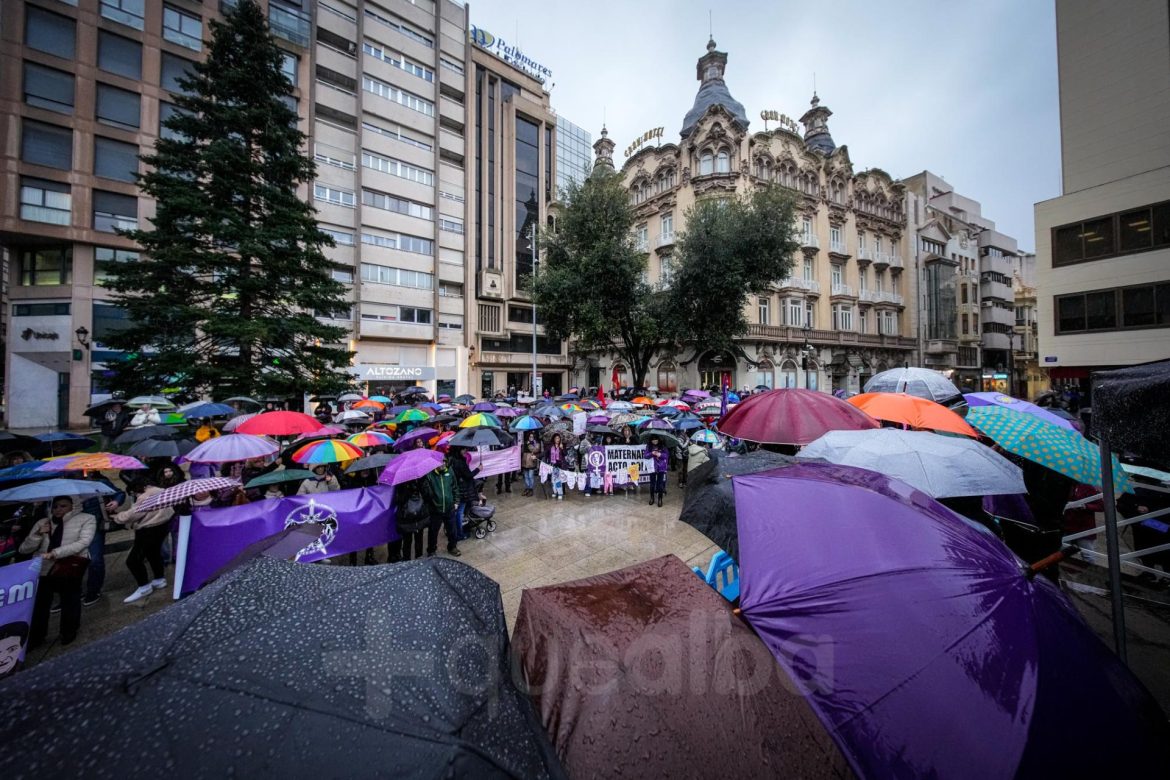 Manifestación 8M en Albacete a favor de la mujer bajo la lluvia