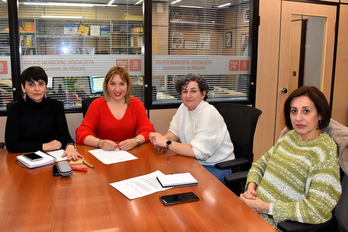 Reunio?n UCE La portavoz del Grupo Municipal Socialista, Amparo Torres tras reunirse, junto a la concejala Ana Albaladejo, con la presidenta y con la secretaria de UCE Albacete, Nieves Roncero y Toñi Martínez, respectivamente, con motivo de la celebración del Día Internacional de los Derechos del Consumidor, el sábado 15 de marzo.