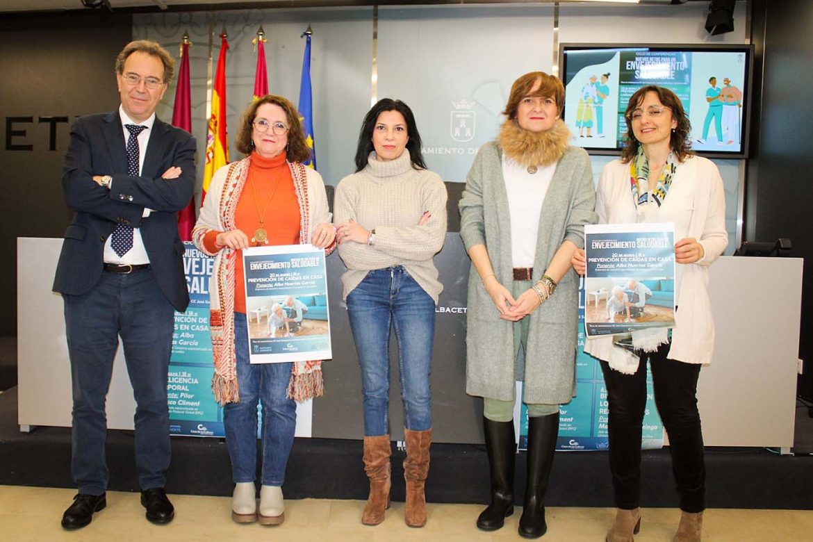 WhatsApp Image 2025-03-18 at 12.55.28 ciclo de conferencias sobre envejecimiento saludable. La concejala de Cultura, Elena Serrallé, ha estado acompañada de la concejala de Mayores, Gala de la Calzada; María José Jiménez, directora de la Universidad Popular; Juana Ballesteros, técnico del Ayuntamiento en el área de Dependencia; y Pedro Abizanda, jefe del Servicio de Geriatría del Hospital de Albacete