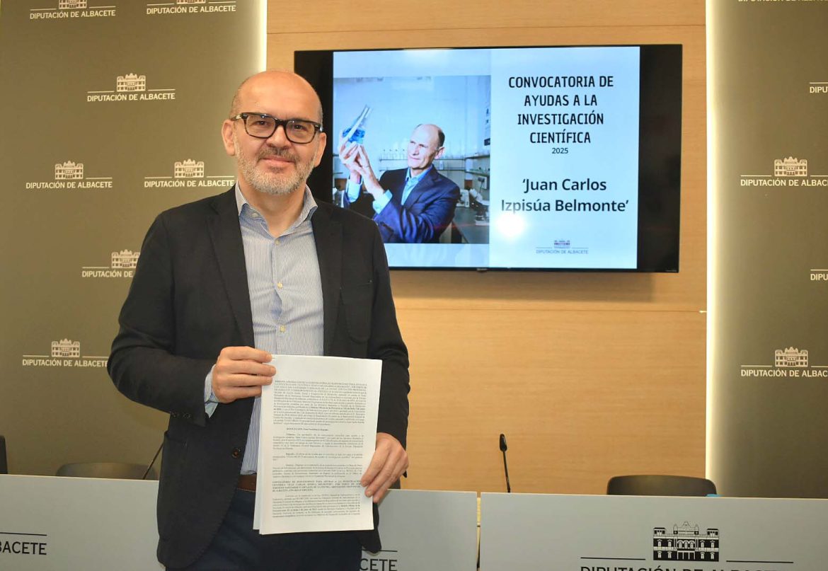 El diputado provincial de Sandiad presenta la convocatoria de ayudas Juan Carlos Izpisu?a (6) El diputado provincial de Sanidad, Francisco García, ha presentado la 5ª Convocatoria de Ayudas a la investigación científica en el ámbito sanitario y sociosantiario ‘Juan Carlos Izpisúa Belmonte’, que viene impulsando el Gobierno que preside Santi Cabañero