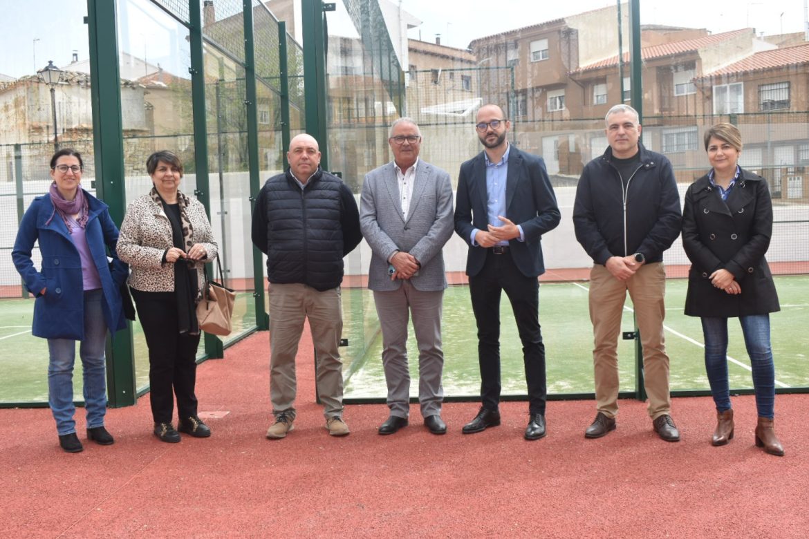 El vicepresidente provincial visita las actuaciones realizadas en las pistas de pa?del de Munera con el Dipualba Responde (2)