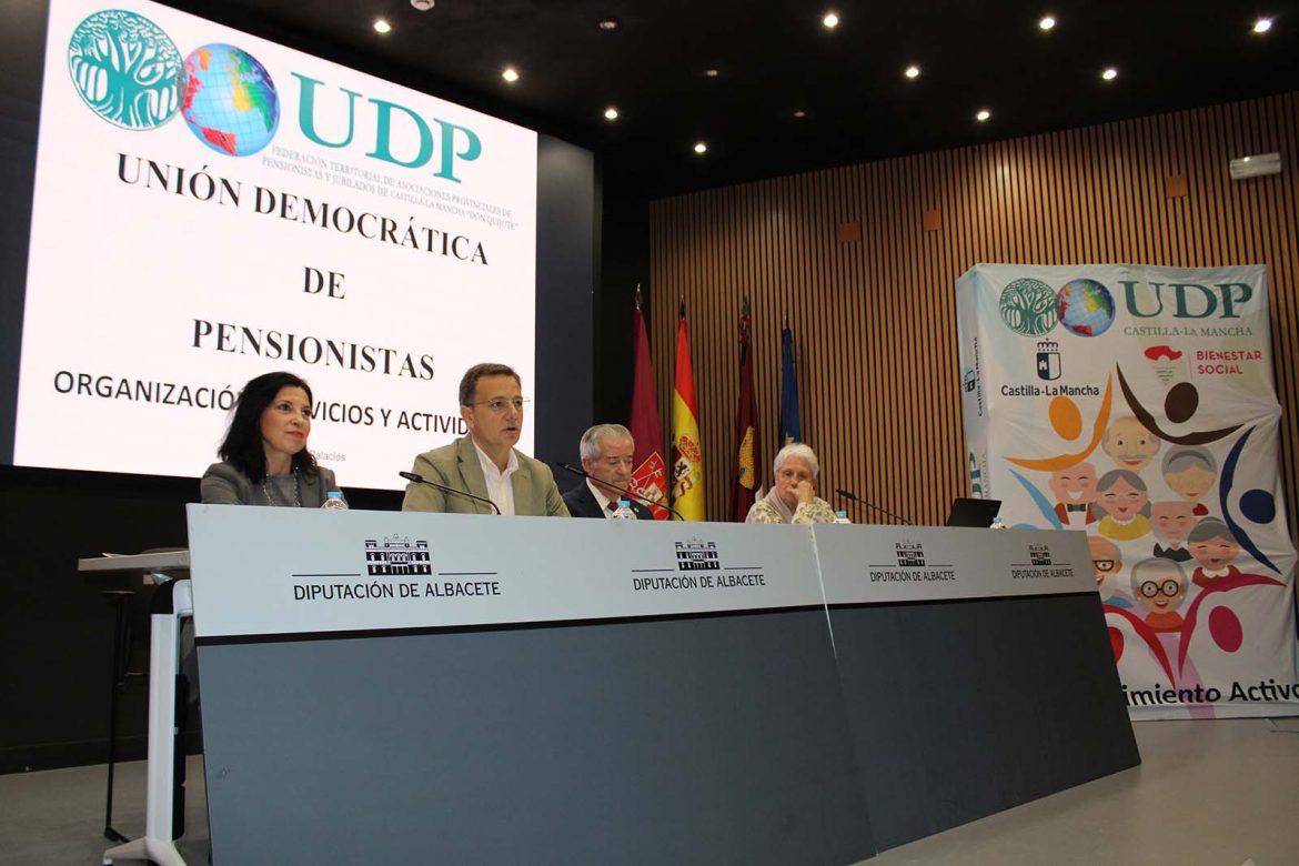Foto.Inauguracio?n Asamblea Provincial UDP Albacete 2025 (6) Manuel Serrano se ha pronunciado de este modo durante la inauguración de la Asamblea Provincial de la UDP de Albacete, la Asociación Provincial de Pensionistas y Jubilados y de la Jornada de Envejecimiento Activo, acompañado por su presidente, que también ostenta este cargo a nivel regional, Ramón Munera, la concejala de Mayores, Gala de la Calzada, y la presidenta de la Federación Provincial de Mayores de la Unión Democrática de Pensionistas y Jubilados de España, Inmaculada Ruiz.
