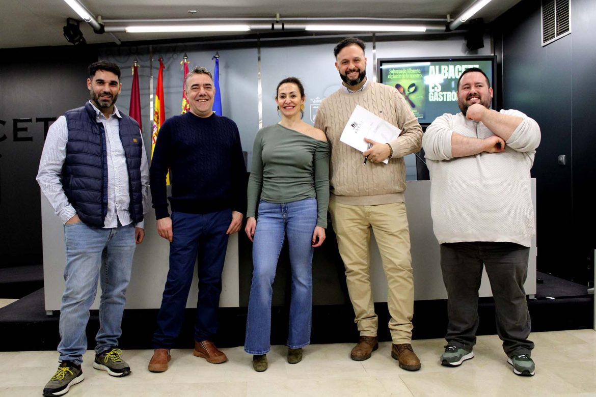 Foto.Presentacio?n Sabores de Albacete, el placer de lo nuestro (2) La concejala de Turismo, Rosa González de la Aleja, ha presentado esta mañana una nueva acción turística impulsada por el Ayuntamiento albaceteño de la mano de la Asociación Provincial de Empresarios de Hostelería y Turismo de Albacete para atraer visitantes a nuestra ciudad a través de nuestra gastronomía, junto a Raúl Moreno, en representación de la APEHT, y gran parte de los cocineros que participan en esta iniciativa: Bartolo Lozano (Jardines Puerta de Madrid), Juan Monteagudo (Ababol) y Rafael Herreros (Dallas).