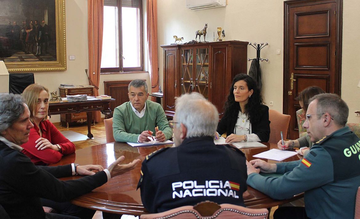El subdelegado del Gobierno de España en la provincia de Albacete, Miguel Juan Espinosa, ha coordinado la reunión cuyo objetivo es la celebración del “Dia de la Seguridad Privada”,