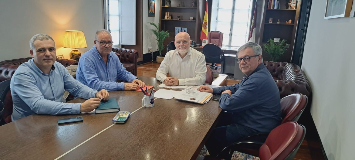 El delegado de la Junta en Albacete, Pedro Antonio Ruiz Santos, ha mantenido una reunión, en la Casa Perona, con el alcalde de Munera, Desiderio Martínez, en la que les han acompañado el coordinador de la Delegación, Ramón García, y el concejal y primer teniente de alcalde, José Antonio Calvo.