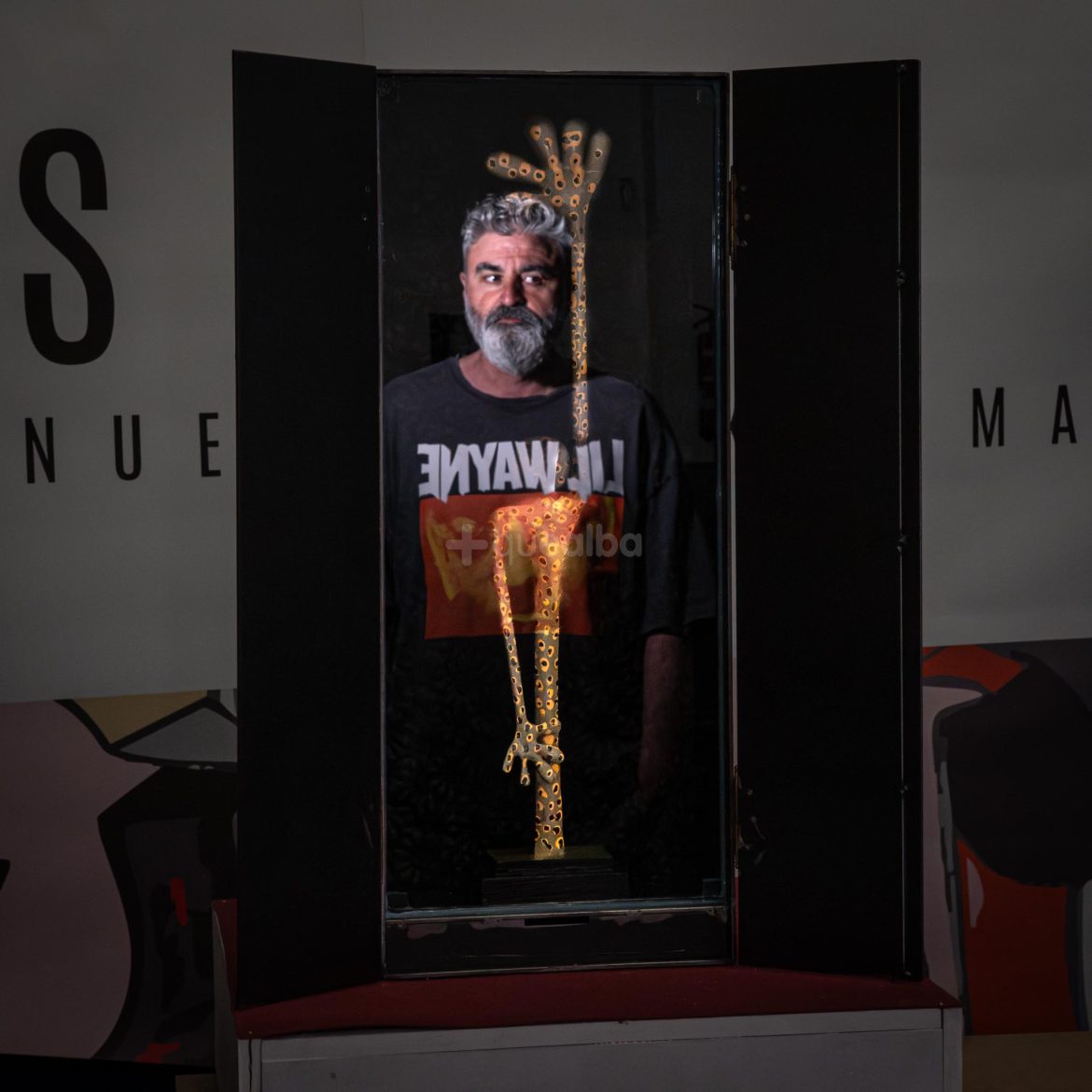 El afamado escultor albaceteño Santi Flores acaba de presentar su nueva y original propuesta, 'Arte Limosnero'