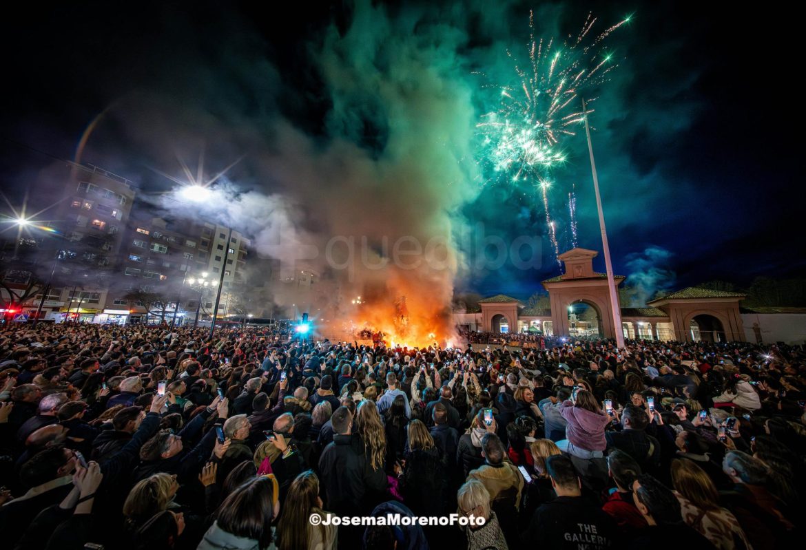 La cremá de la 'Foguera' de San Juan de Alicante, que se plantó en la tarde del jueves junto al Recinto Ferial de Albacete, ha congregado a miles de personas tanto en la explanada del Pincho, como en el Paseo de la Feria, para disfrutar de este evento.